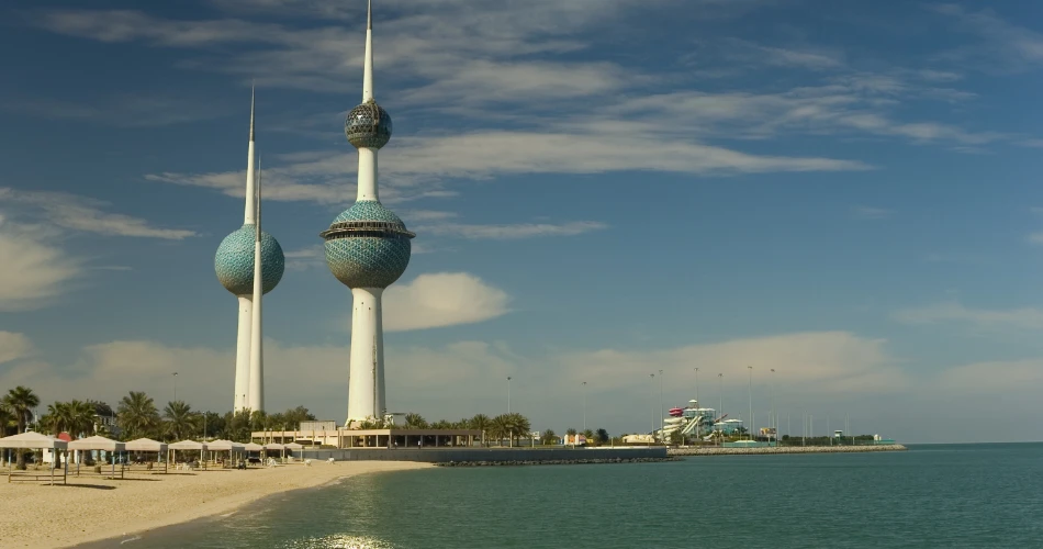 Modern Vibes in Al Shaab: Beaches, Cafés & Shopping