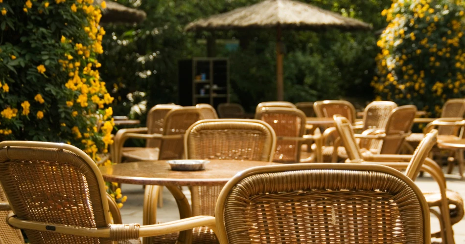 Modern Vibes in Al Shaab: Beaches, Cafés & Shopping