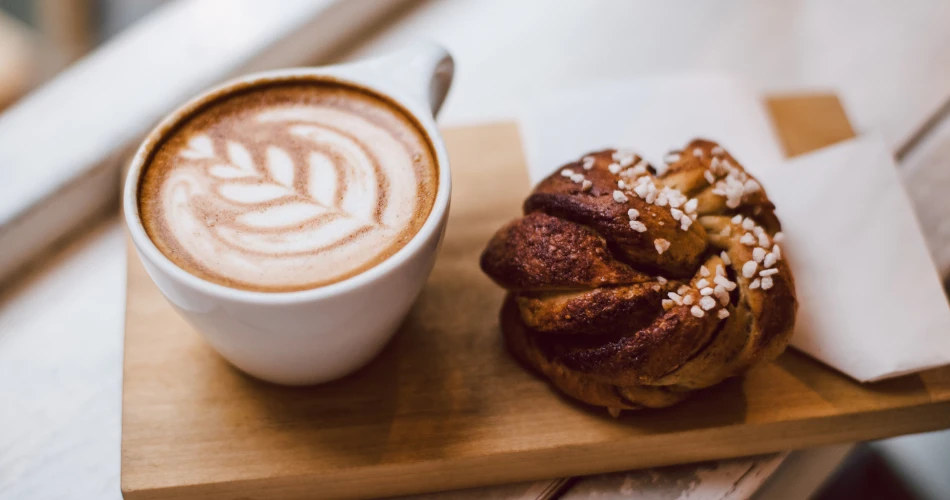 Exploring Bneid Al Gar: Waterfront Views & Urban Charm
